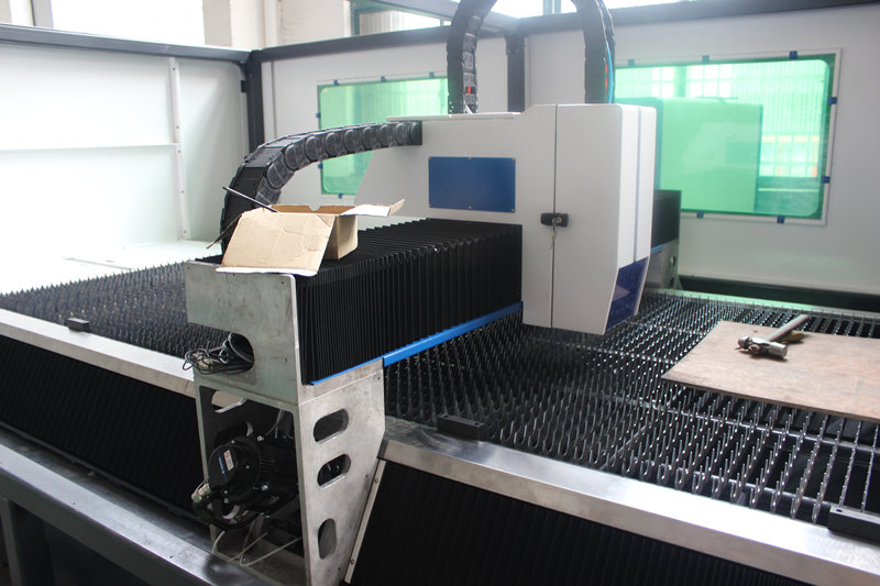 IPG 700w stroj za lasersko rezanje pločevine na Kitajskem Proizvajalec
